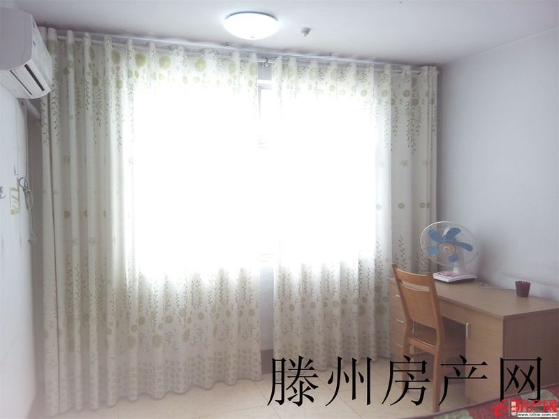 步行街北首，華聯(lián)超市對(duì)面，交通方便，拎包即住