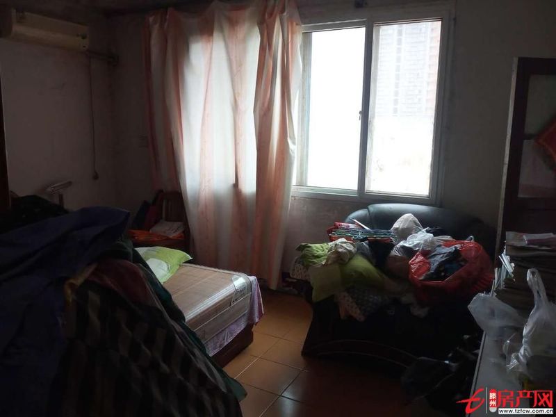 步行街南，平等小區，3室1廳，簡裝，滿五，送儲藏室