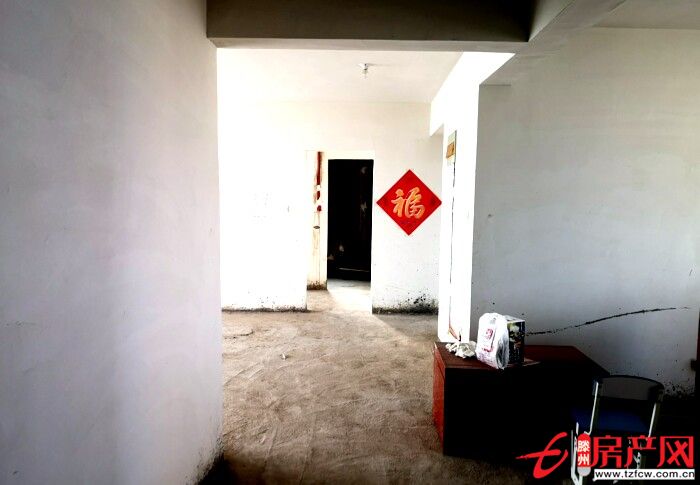 南一排，非回遷，毛坯已改水電暖，新證，無儲(chǔ)藏室車庫。
