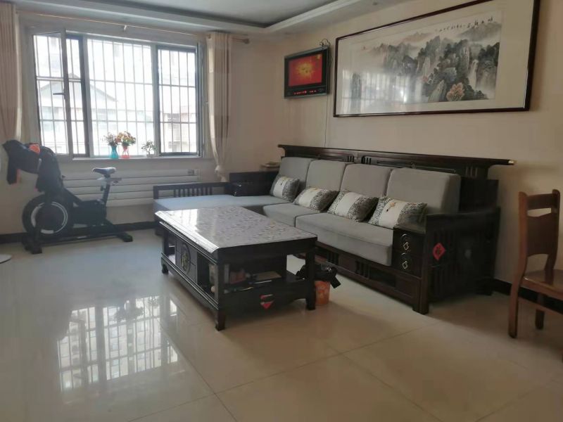 荊香苑3室2廳1衛(wèi)112m2110萬(wàn)元送儲(chǔ)藏室  簡(jiǎn)單裝修  看房方便  價(jià)格可議