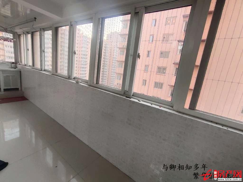 問天三期東區(qū)，靠近東門，精裝修，廚房衛(wèi)生間有窗戶，二個陽臺